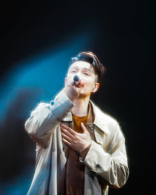 周柏豪激罕晒愛女合照轉眼間暴風成長 父女遊船河幸福畫面羨煞旁人