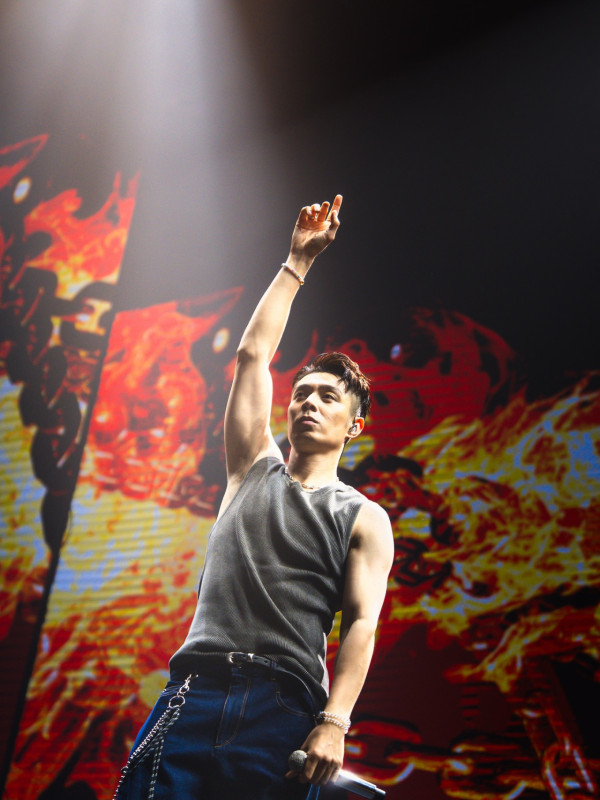 周柏豪罕晒6歲囡囡合照睇演唱會！暴風長高散發少女味獲讚星味濃