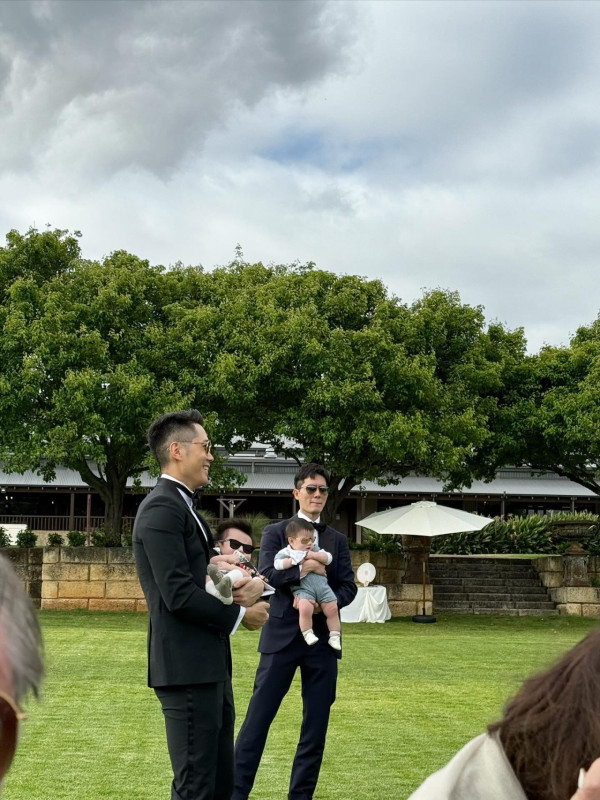 麥明詩飛澳洲為好友婚禮罕有做MC 帶7個月大兒子一家三口首次外遊