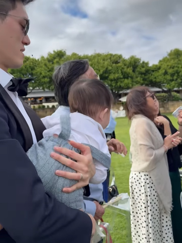 麥明詩飛澳洲為好友婚禮罕有做MC 帶7個月大兒子一家三口首次外遊