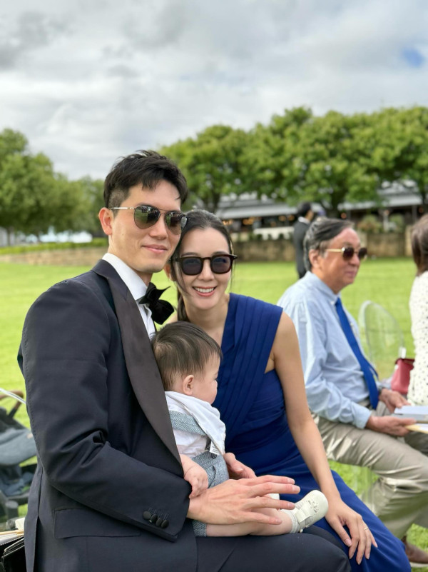 麥明詩飛澳洲為好友婚禮罕有做MC 帶7個月大兒子一家三口首次外遊