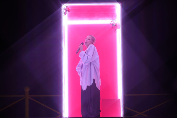 鄭秀文張敬軒拉闊｜鄭秀文 《Let Go》超虐心版本 張敬軒大熱作全場大合唱