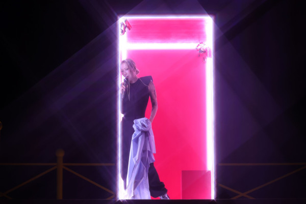 鄭秀文張敬軒拉闊｜鄭秀文 《Let Go》超虐心版本 張敬軒大熱作全場大合唱