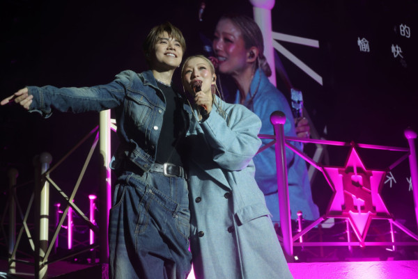 鄭秀文張敬軒拉闊｜鄭秀文 《Let Go》超虐心版本 張敬軒大熱作全場大合唱