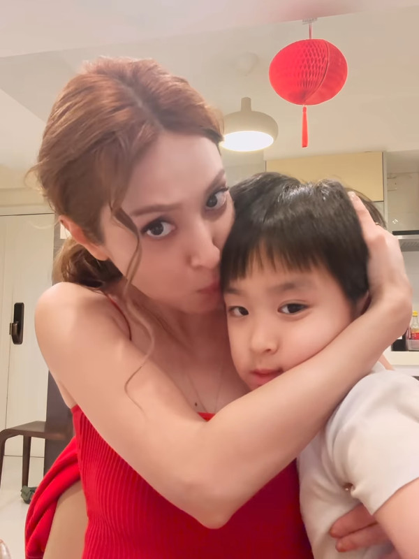 陳凱琳超邪惡谷胸晒3吋事業線效果驚人 人妻身材二度發育升級神乎其技