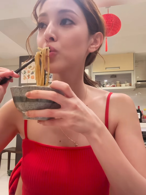 陳凱琳超邪惡谷胸晒3吋事業線效果驚人 人妻身材二度發育升級神乎其技