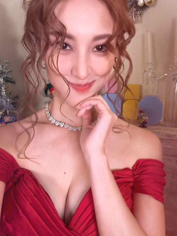 陳凱琳超邪惡谷胸晒3吋事業線效果驚人 人妻身材二度發育升級神乎其技