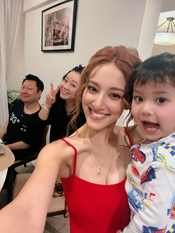 陳凱琳超邪惡谷胸晒3吋事業線效果驚人 人妻身材二度發育升級神乎其技