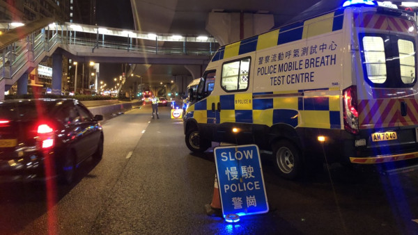 職業司機遇警察檢查路障 一句「無厘頭」反問後獲立即放行