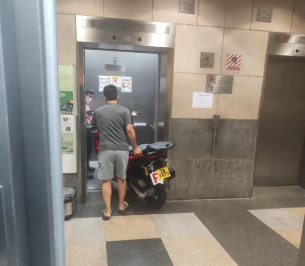 公屋奇景！港男推電單車入𨋢上樓停泊？網民反應兩極：冇錢唔好學人揸車