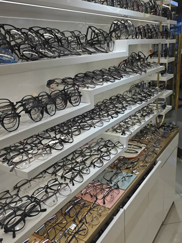 智拓眼鏡工廠店。圖片來源：小紅書@小B同学努力冲鸭