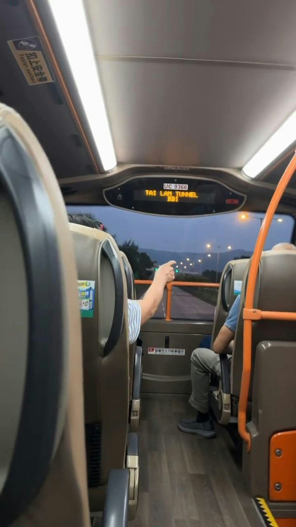 巴士阿婆大聲講電話遭乘客圍勸 竟爆粗反擊「我天生大聲」 司機一招完美收科激讚