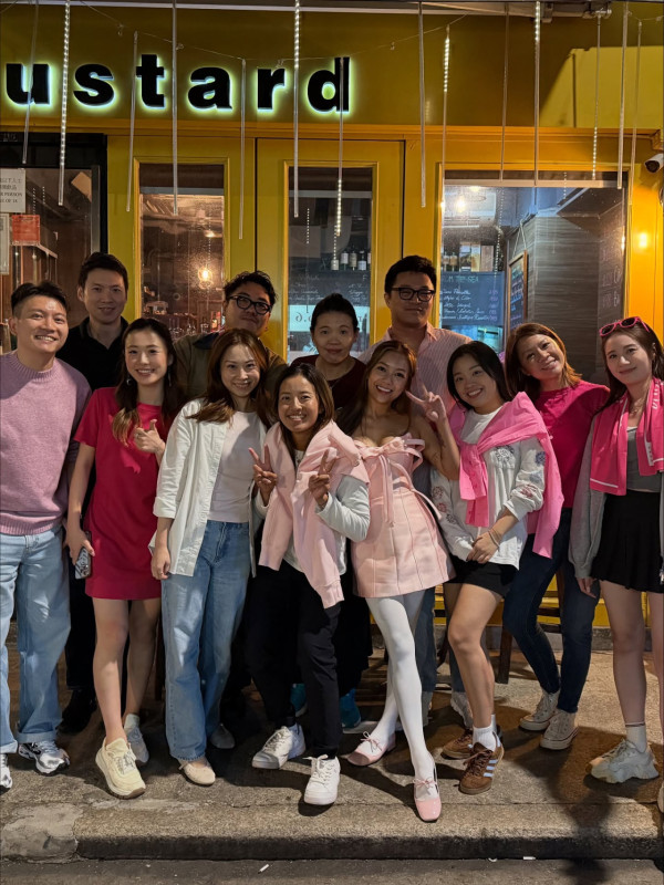 33歲前TVB索爆人妻生日罕晒惹火身材 躺大床晒深V事業線畫面香艷極吸睛