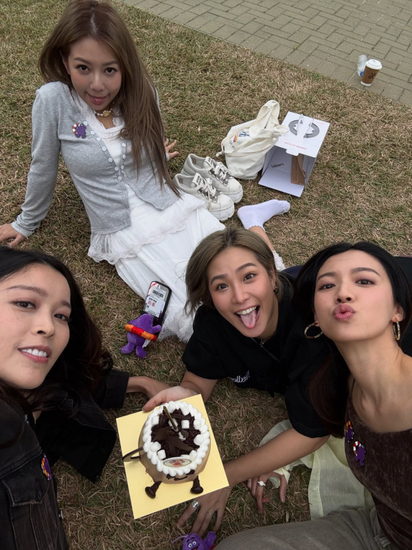 33歲前TVB索爆人妻生日罕晒惹火身材 躺大床晒深V事業線畫面香艷極吸睛