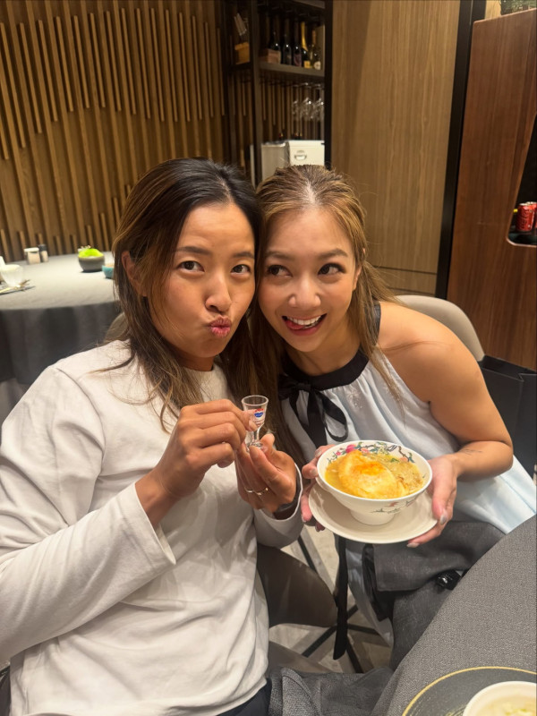 33歲前TVB索爆人妻生日罕晒惹火身材 躺大床晒深V事業線畫面香艷極吸睛