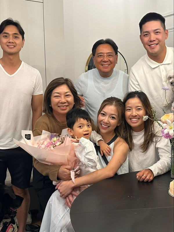 33歲前TVB索爆人妻生日罕晒惹火身材 躺大床晒深V事業線畫面香艷極吸睛