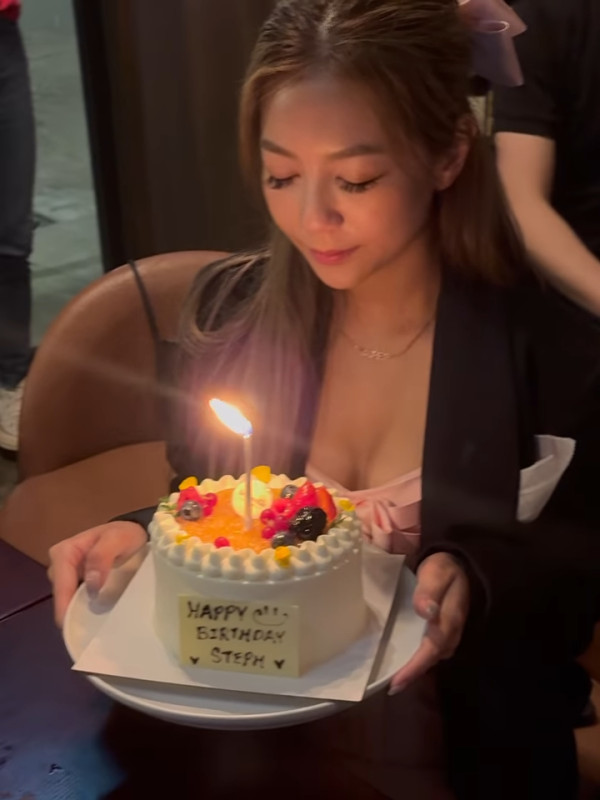 33歲前TVB索爆人妻生日罕晒惹火身材 躺大床晒深V事業線畫面香艷極吸睛