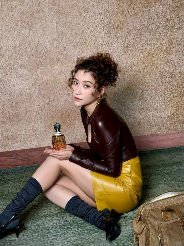 何超蓮電攣毛復古新造型生圖曝光 慘遭狠評時裝車禍:似90年代農村人