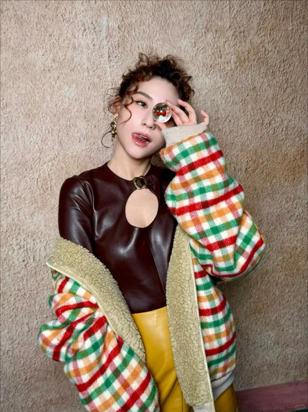 何超蓮電攣毛復古新造型生圖曝光 慘遭狠評時裝車禍：似90年代農村人