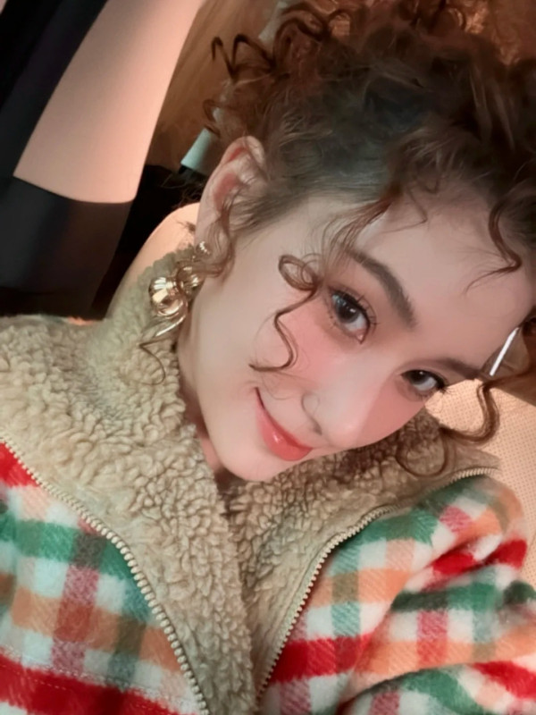 何超蓮電攣毛復古新造型生圖曝光 慘遭狠評時裝車禍：似90年代農村人