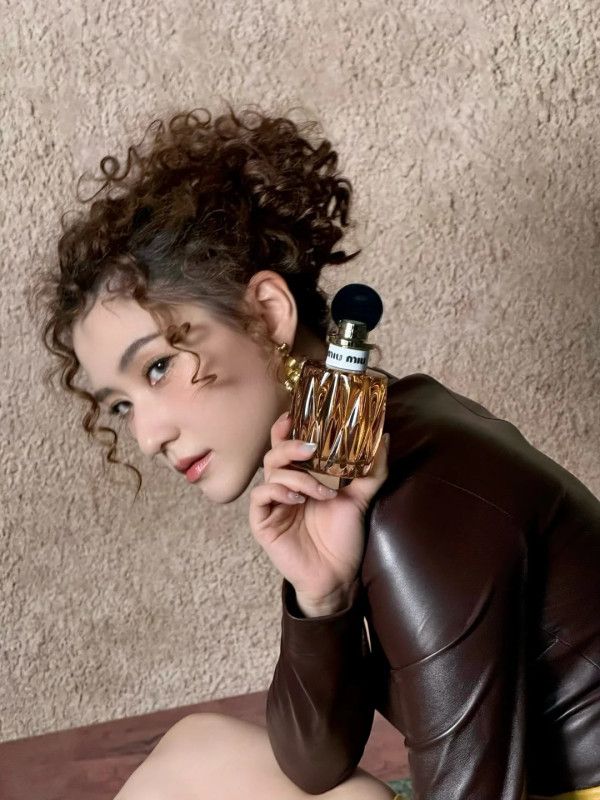 何超蓮電攣毛復古新造型生圖曝光 慘遭狠評時裝車禍：似90年代農村人