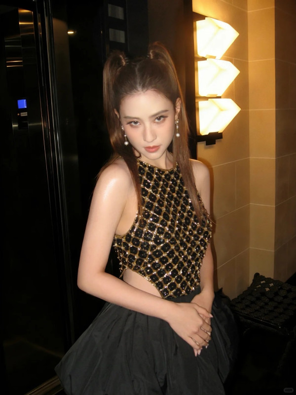 何超蓮電攣毛復古新造型生圖曝光 慘遭狠評時裝車禍：似90年代農村人