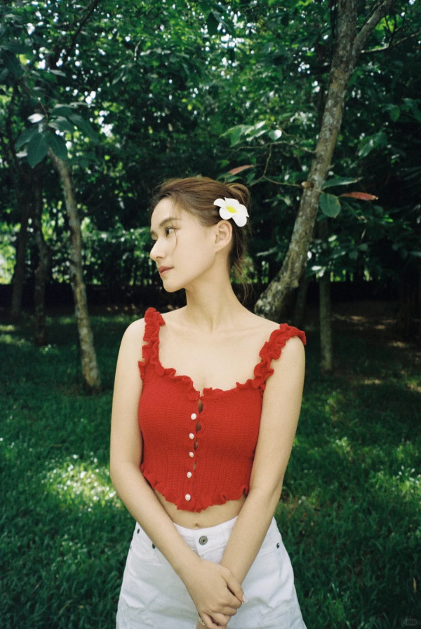 何超蓮電攣毛復古新造型生圖曝光 慘遭狠評時裝車禍：似90年代農村人