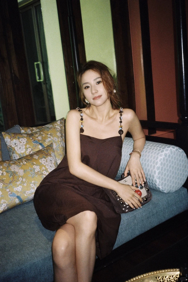 何超蓮電攣毛復古新造型生圖曝光 慘遭狠評時裝車禍:似90年代農村人