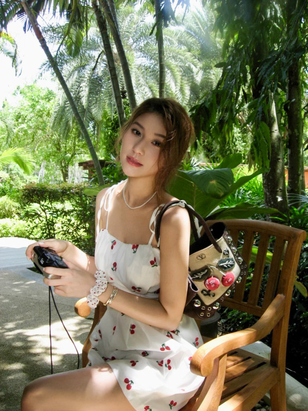 何超蓮電攣毛復古新造型生圖曝光 慘遭狠評時裝車禍:似90年代農村人