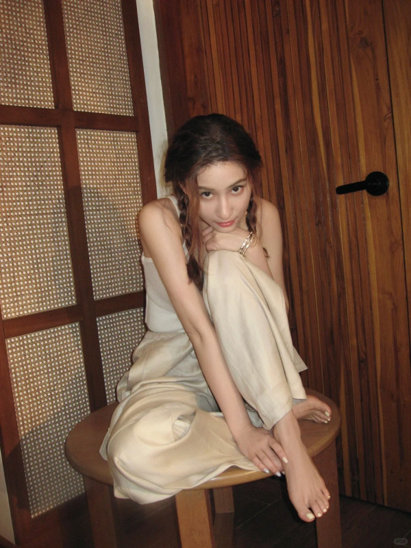 何超蓮電攣毛復古新造型生圖曝光 慘遭狠評時裝車禍：似90年代農村人