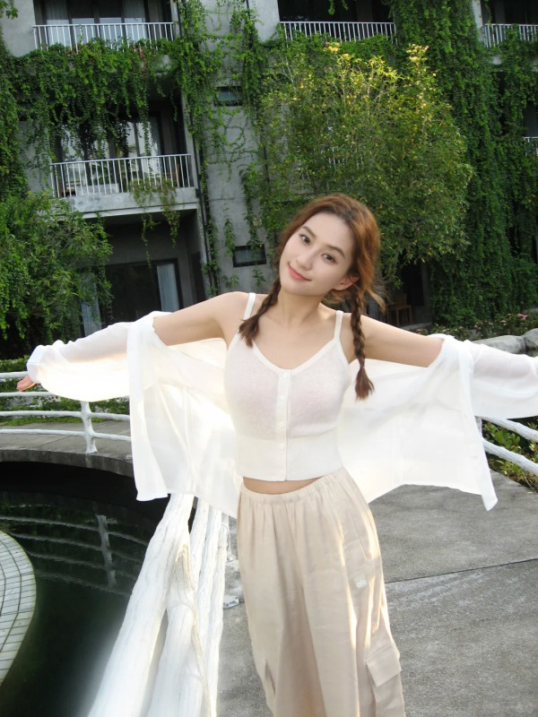 何超蓮電攣毛復古新造型生圖曝光 慘遭狠評時裝車禍：似90年代農村人