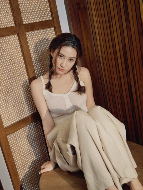 何超蓮電攣毛復古新造型生圖曝光 慘遭狠評時裝車禍:似90年代農村人