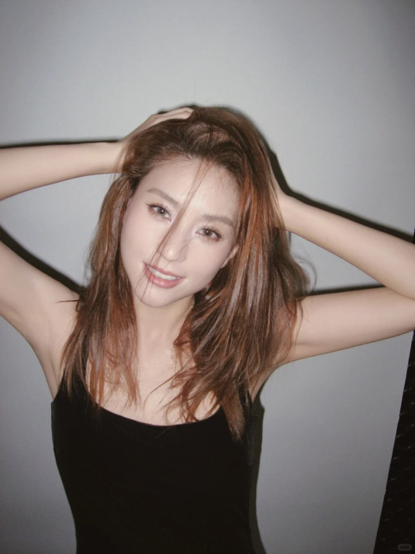 何超蓮電攣毛復古新造型生圖曝光 慘遭狠評時裝車禍：似90年代農村人