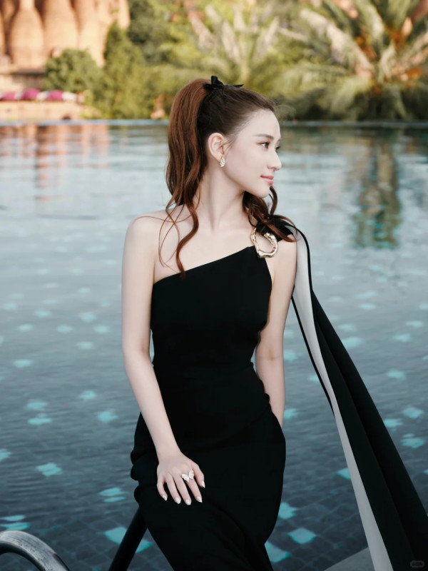 何超蓮電攣毛復古新造型生圖曝光 慘遭狠評時裝車禍：似90年代農村人