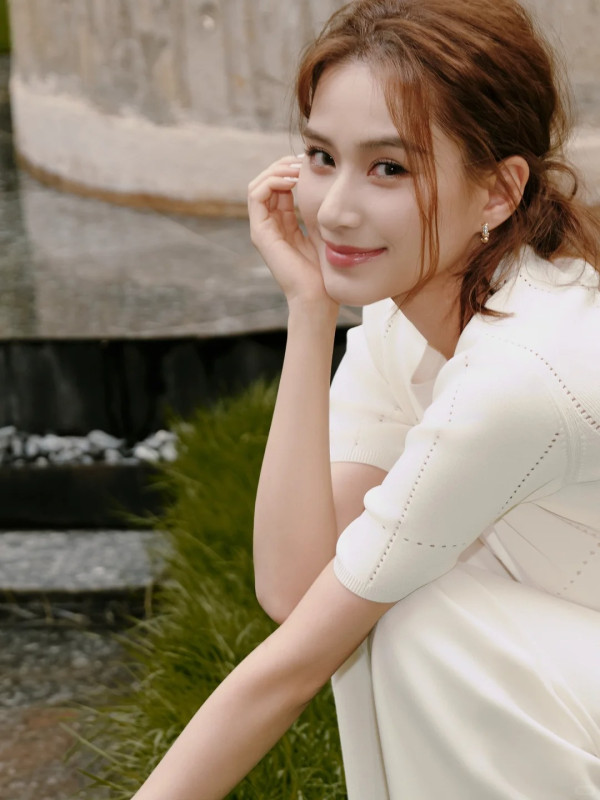 何超蓮電攣毛復古新造型生圖曝光 慘遭狠評時裝車禍：似90年代農村人