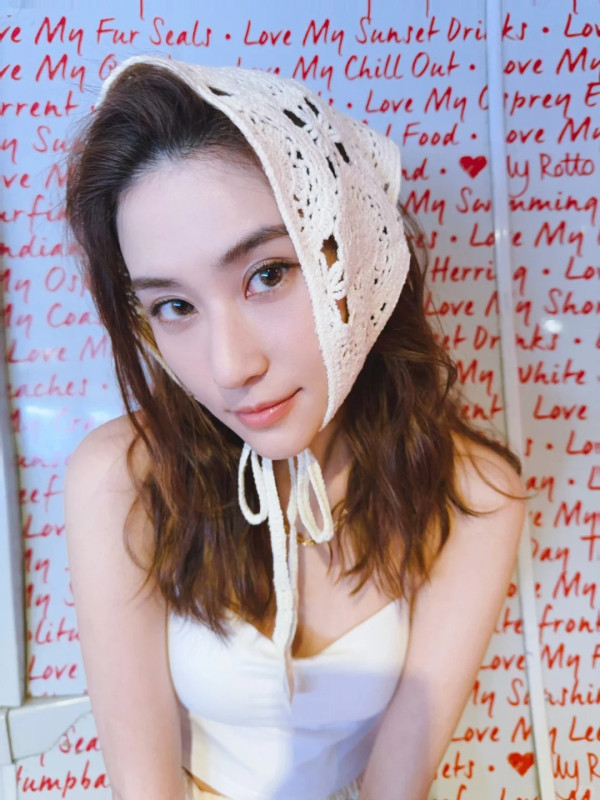 何超蓮電攣毛復古新造型生圖曝光 慘遭狠評時裝車禍:似90年代農村人