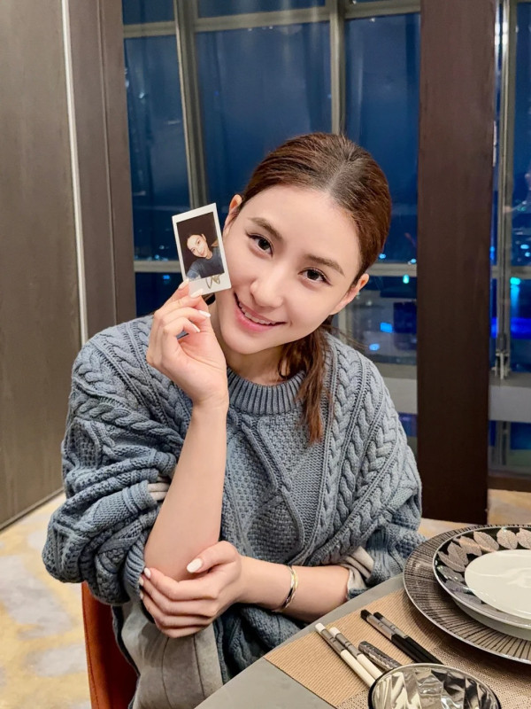 何超蓮電攣毛復古新造型生圖曝光 慘遭狠評時裝車禍：似90年代農村人