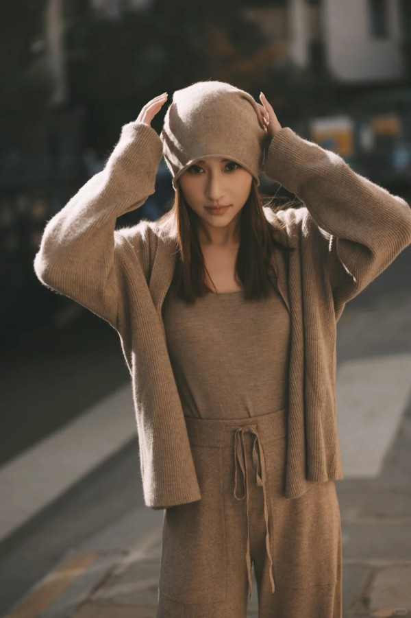 何超蓮電攣毛復古新造型生圖曝光 慘遭狠評時裝車禍：似90年代農村人