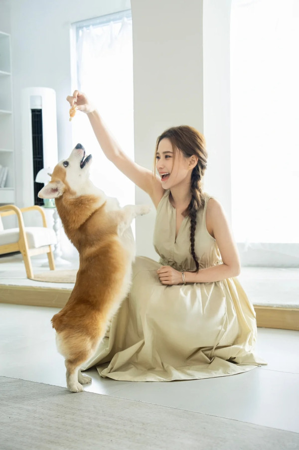 何超蓮電攣毛復古新造型生圖曝光 慘遭狠評時裝車禍：似90年代農村人