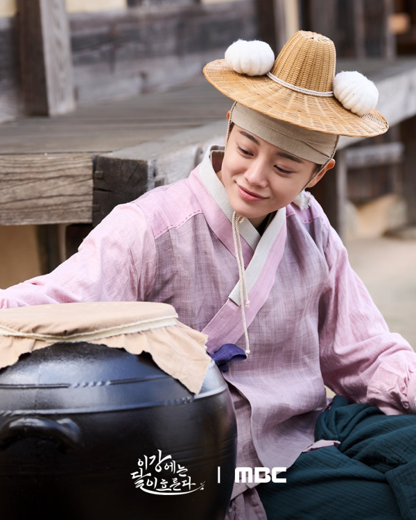 月亮在江邊流淌線上看|姜泰伍搭檔金世正演古裝版《秘密花圈》劇情5大看點!Viu與韓國同步更新