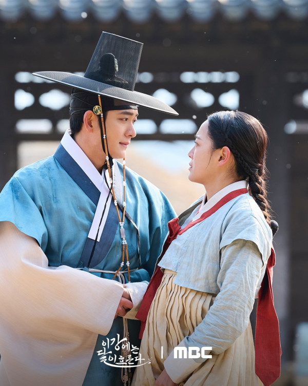 月亮在江邊流淌線上看|姜泰伍搭檔金世正演古裝版《秘密花圈》劇情5大看點!Viu與韓國同步更新