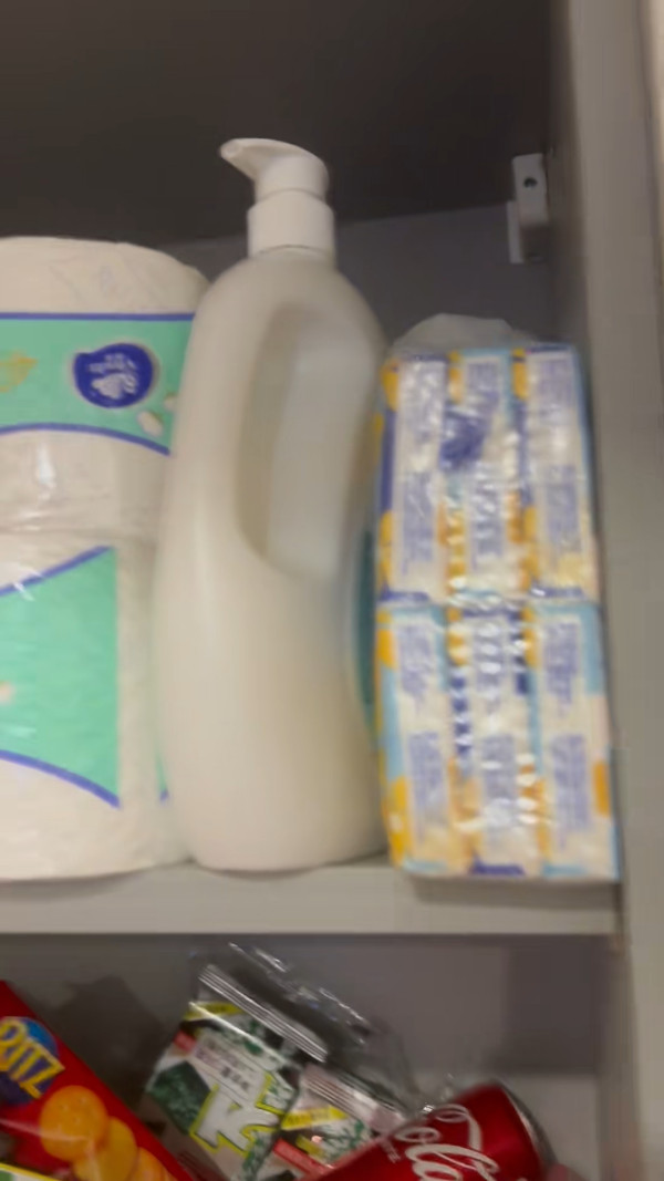 可見港男廚房堆滿拼多多購得的茶葉、垃圾袋、杏仁及飲料，流理台與櫥櫃位置幾乎被塞滿。（截圖：小紅書）