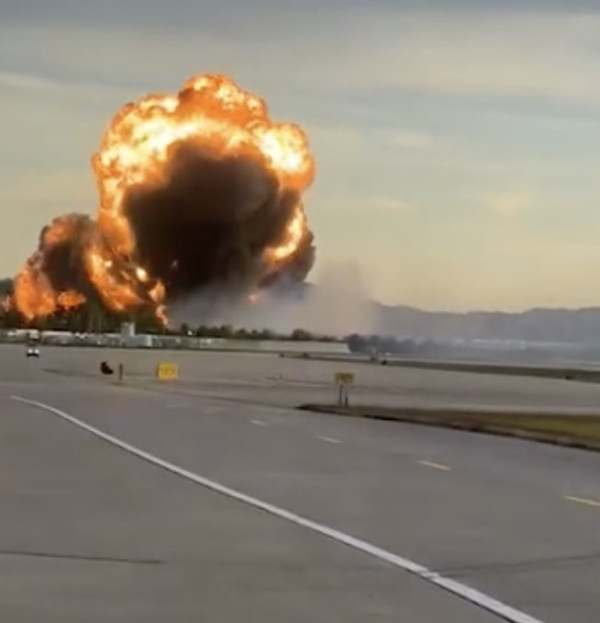 突發！貨機起飛僅升百呎失事墜毀 碎片遍佈火勢猛烈 乘客拍低意外一刻【有片】