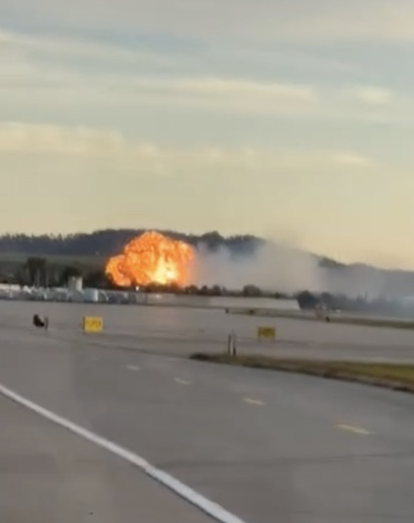 突發！貨機起飛僅升百呎失事墜毀 碎片遍佈火勢猛烈 乘客拍低意外一刻【有片】