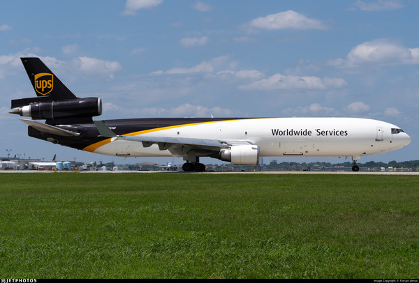 突發！貨機起飛僅升百呎失事墜毀 碎片遍佈火勢猛烈 乘客拍低意外一刻【有片】