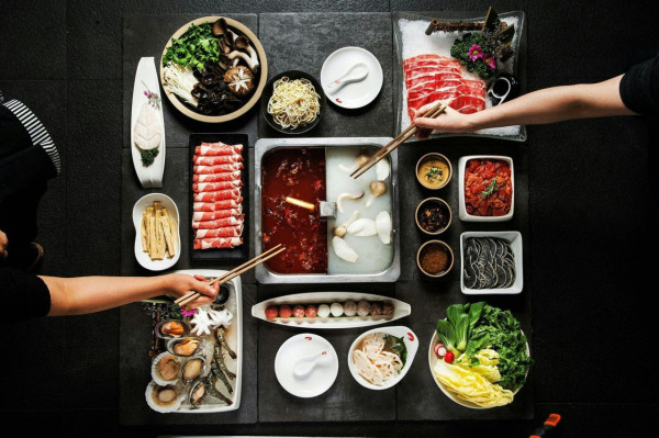 內地海底撈男童餐枱上小解 母親1行為惹鄰桌客側目:臭到食唔落!