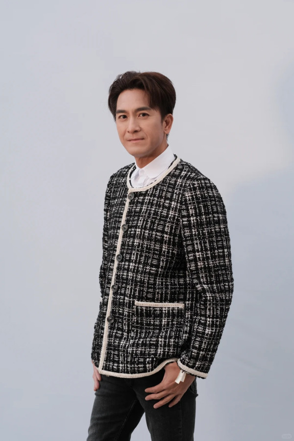 馬國明父親離世低調設靈治喪 太太湯洛雯全程陪伴 攙扶奶奶送別最後一程