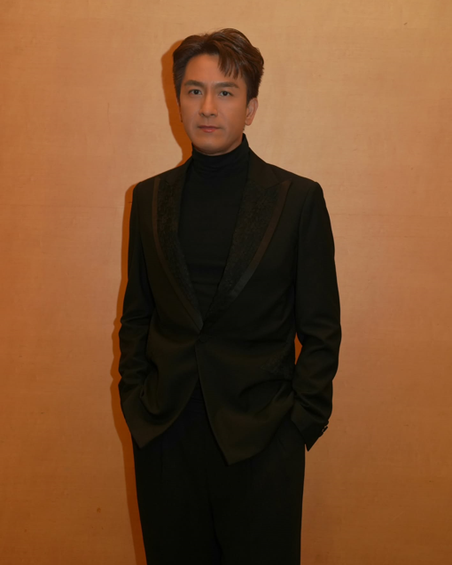 馬國明挑戰「奶奶風」造型一言難盡 網民恥笑借伯母件衫：唔適合呢啲look