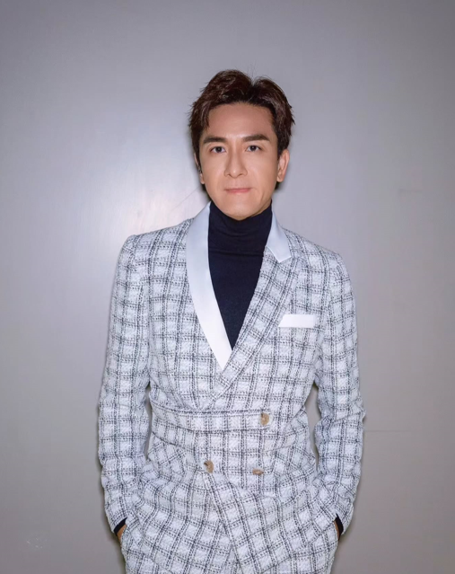 馬國明挑戰「奶奶風」造型一言難盡 網民恥笑借伯母件衫：唔適合呢啲look