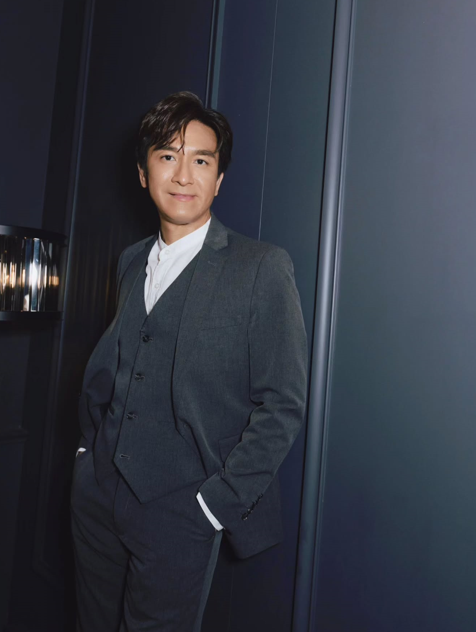 馬國明挑戰「奶奶風」造型一言難盡 網民恥笑借伯母件衫：唔適合呢啲look